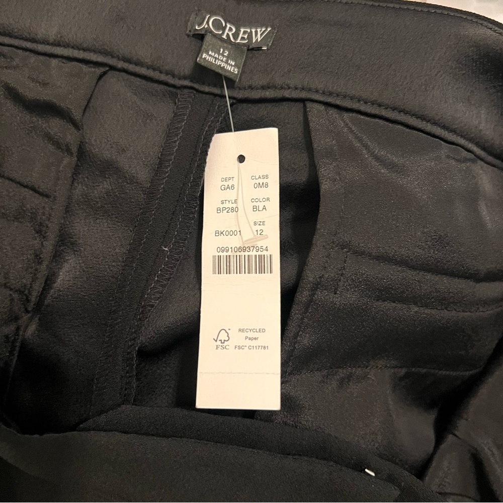 J. Crew NWT Size 12
Limited-edition high-rise suit short in city crepe - Picture 5 of 6